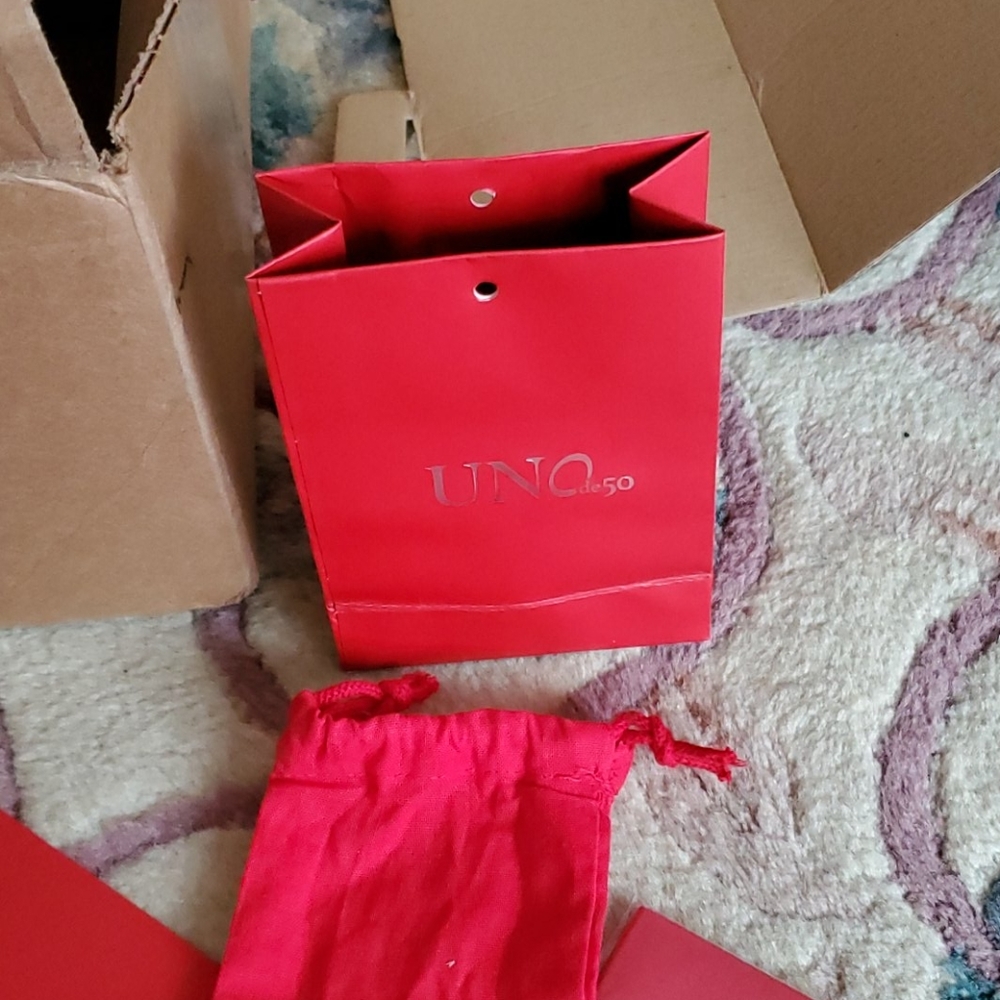 - Uno de 50 duo beaded with xtra adj red heart …warranty card ♥️ bag etc uno - Picture 3 of 8
